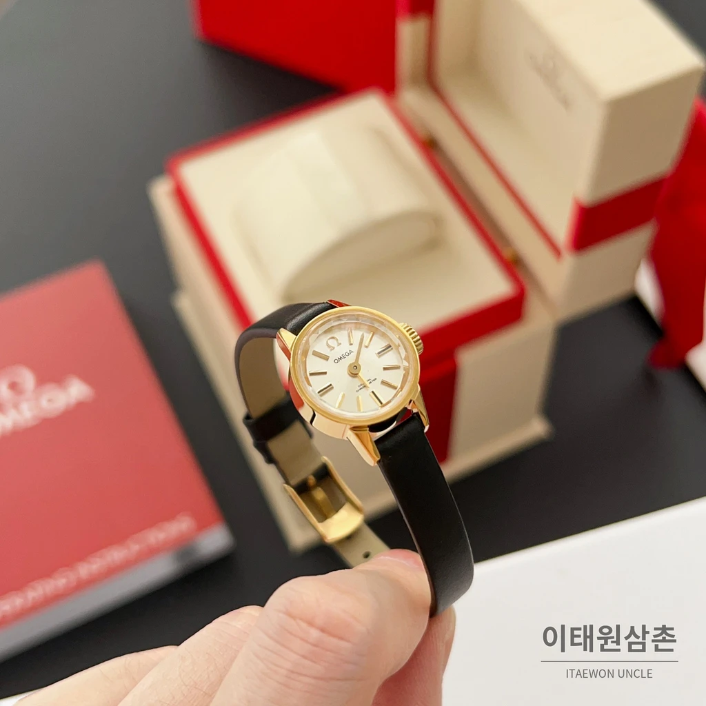 오메가 드빌 칼레이도스코프 다이아몬드컷 미니 여성시계 18.5mm 화이트 다이얼 블랙 가죽 스트랩 골드 베젤