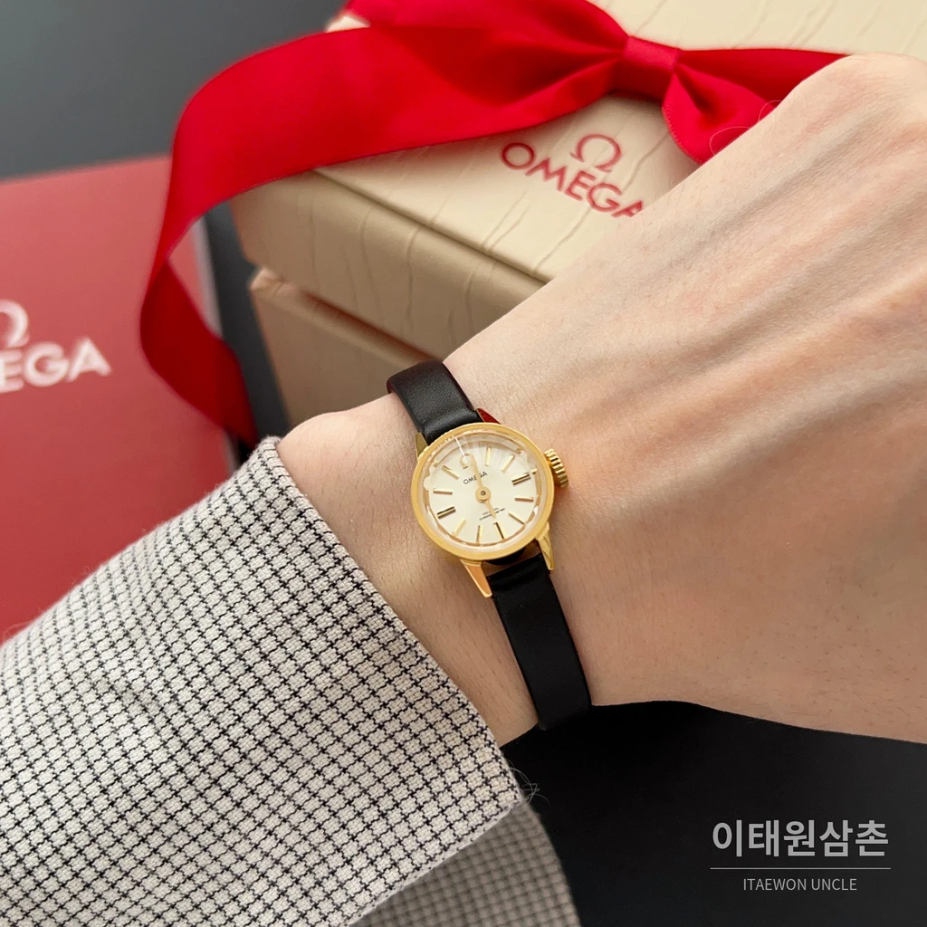 오메가 드빌 칼레이도스코프 다이아몬드컷 미니 여성시계 18.5mm 화이트 다이얼 블랙 가죽 스트랩 골드 베젤