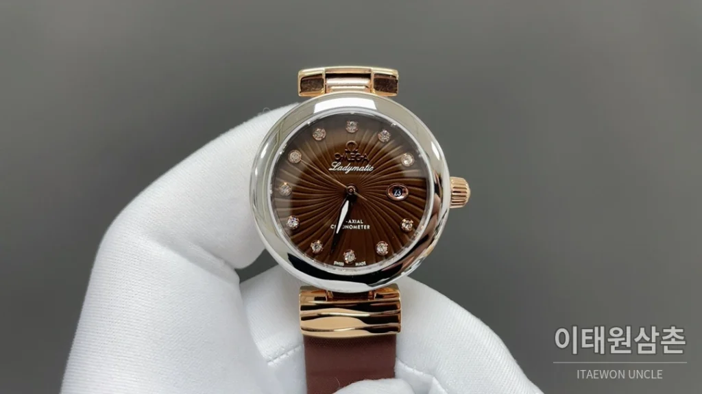 오메가 드빌 레이디매틱 실버베젤 브라운마더오브펄 오토매틱 34mm 브라운 다이얼 브라운 가죽 스트랩