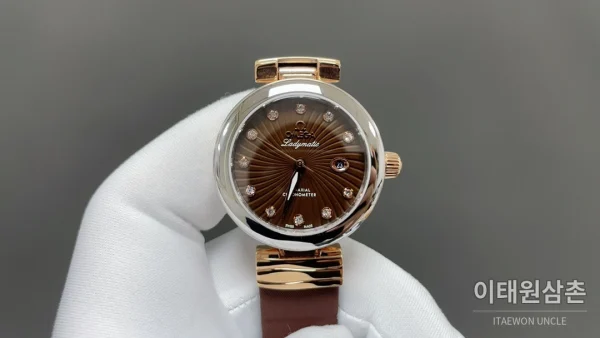 오메가 드빌 레이디매틱 실버베젤 브라운마더오브펄 오토매틱 34mm 브라운 다이얼 브라운 가죽 스트랩
