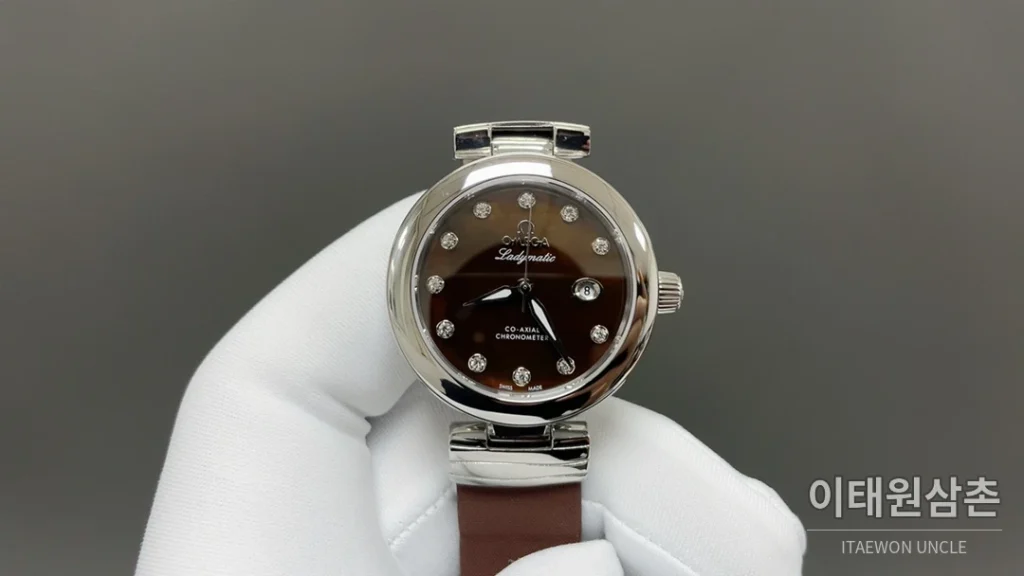 오메가 드빌 레이디매틱 실버베젤 브라운마더오브펄 오토매틱 34mm 브라운 다이얼 브라운 가죽 스트랩 (2)