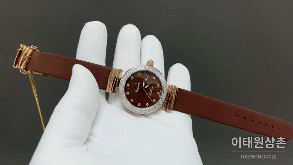 오메가 드빌 레이디매틱 실버베젤 브라운마더오브펄 오토매틱 34mm 브라운 다이얼 브라운 가죽 스트랩 로즈골드 케이스