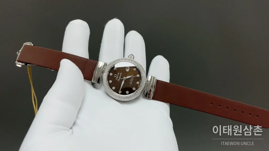 오메가 드빌 레이디매틱 실버베젤 브라운마더오브펄 오토매틱 34mm 자개 다이얼 브라운 가죽 스트랩