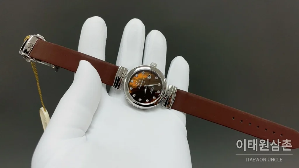 오메가 드빌 레이디매틱 실버베젤 브라운마더오브펄 오토매틱 34mm 브라운 다이얼 브라운 가죽 스트랩 (2)