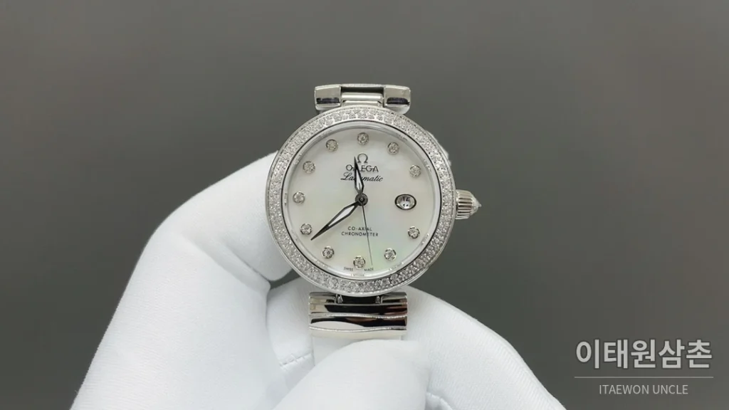오메가 드빌 레이디매틱 실버베젤 브라운마더오브펄 오토매틱 34mm 자개 다이얼 브라운 가죽 스트랩