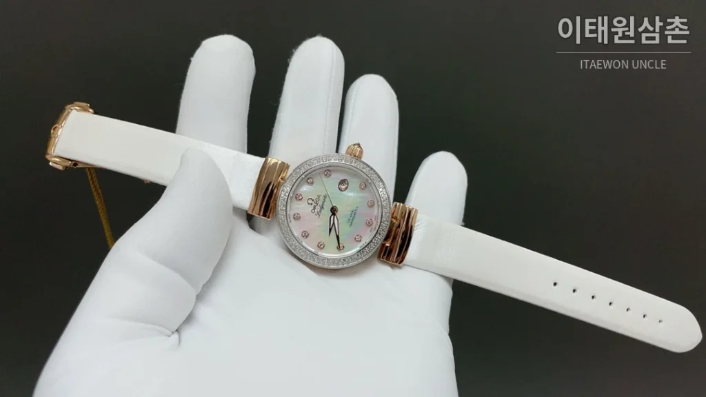 오메가 드빌 레이디매틱 실버베젤 브라운마더오브펄 오토매틱 34mm 브라운 다이얼 브라운 가죽 스트랩 로즈골드 케이스