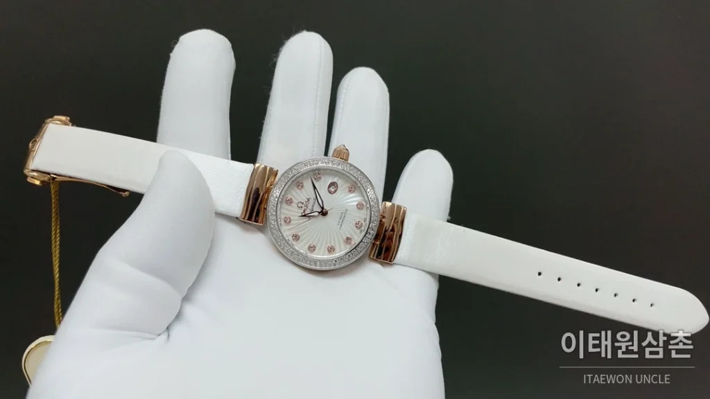 오메가 드빌 레이디매틱 실버베젤 브라운마더오브펄 오토매틱 34mm 브라운 다이얼 브라운 가죽 스트랩 로즈골드 케이스