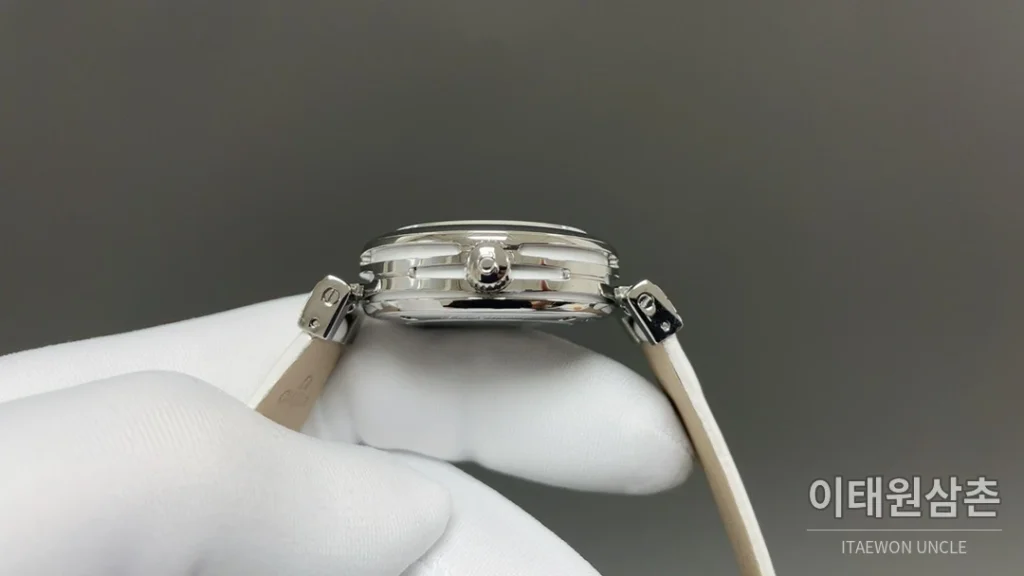 오메가 드빌 레이디매틱 실버베젤 브라운마더오브펄 오토매틱 34mm 브라운 다이얼 브라운 가죽 스트랩 (2)