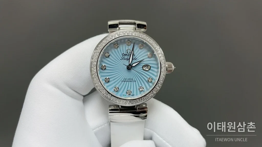 오메가 드빌 레이디매틱 실버베젤 화이트마더오브펄 오토매틱 34mm