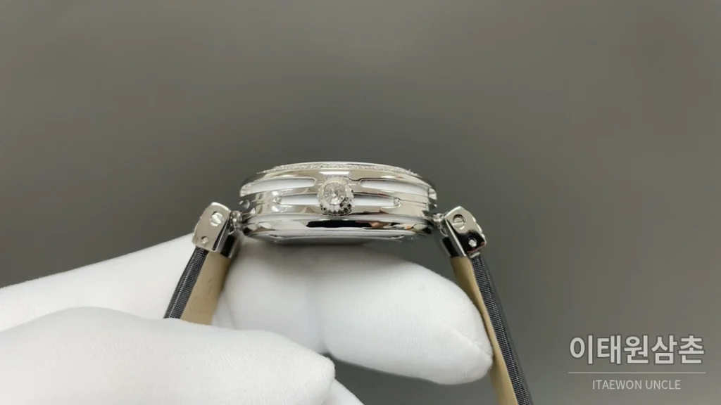 오메가 드빌 레이디매틱 실버베젤 화이트마더오브펄 오토매틱 34mm