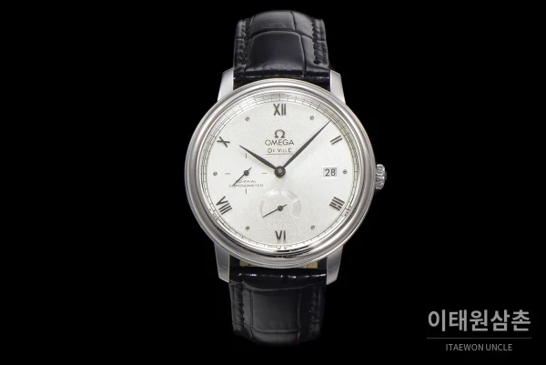 오메가 드빌 파워리저브 스몰세컨즈 데이트 오토매틱 39.5mm 실버 블랙 가죽 스트랩 (2) 오메가 드빌 파워리저브 스몰세컨즈 데이트 오토매틱 39.5mm 실버 블랙 가죽 스트랩 (2)