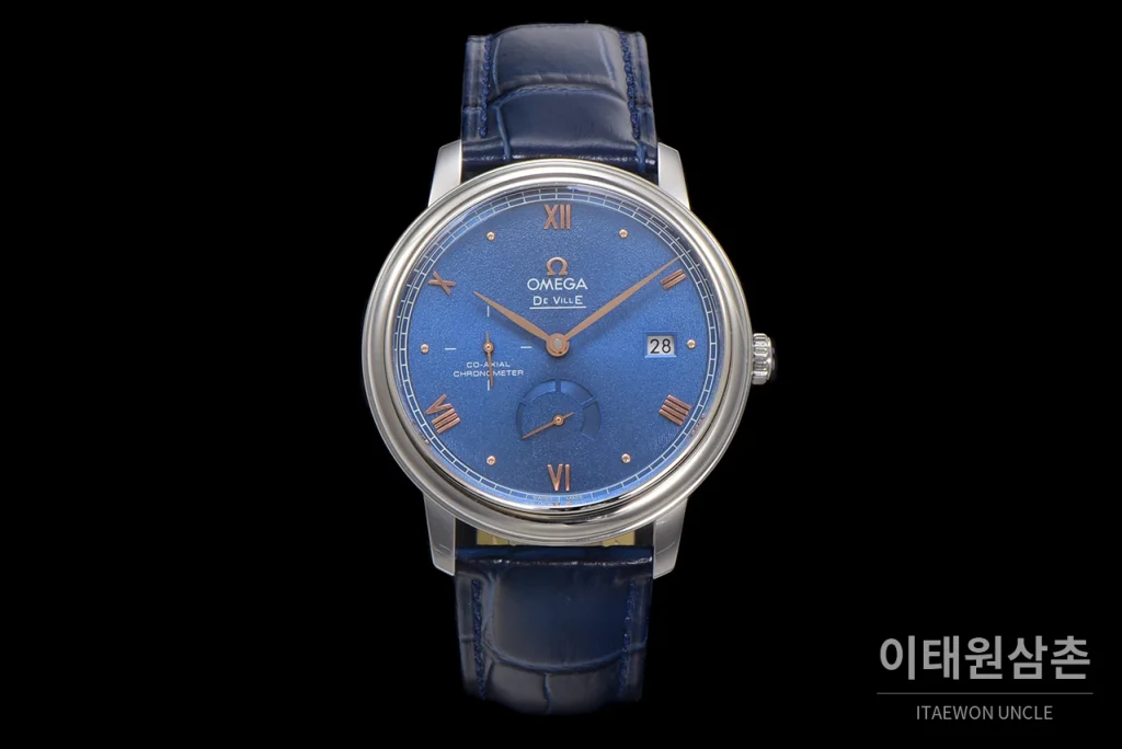 오메가 드빌 파워리저브 스몰세컨즈 데이트 오토매틱 39.5mm 실버 네이비 가죽 스트랩 (2)