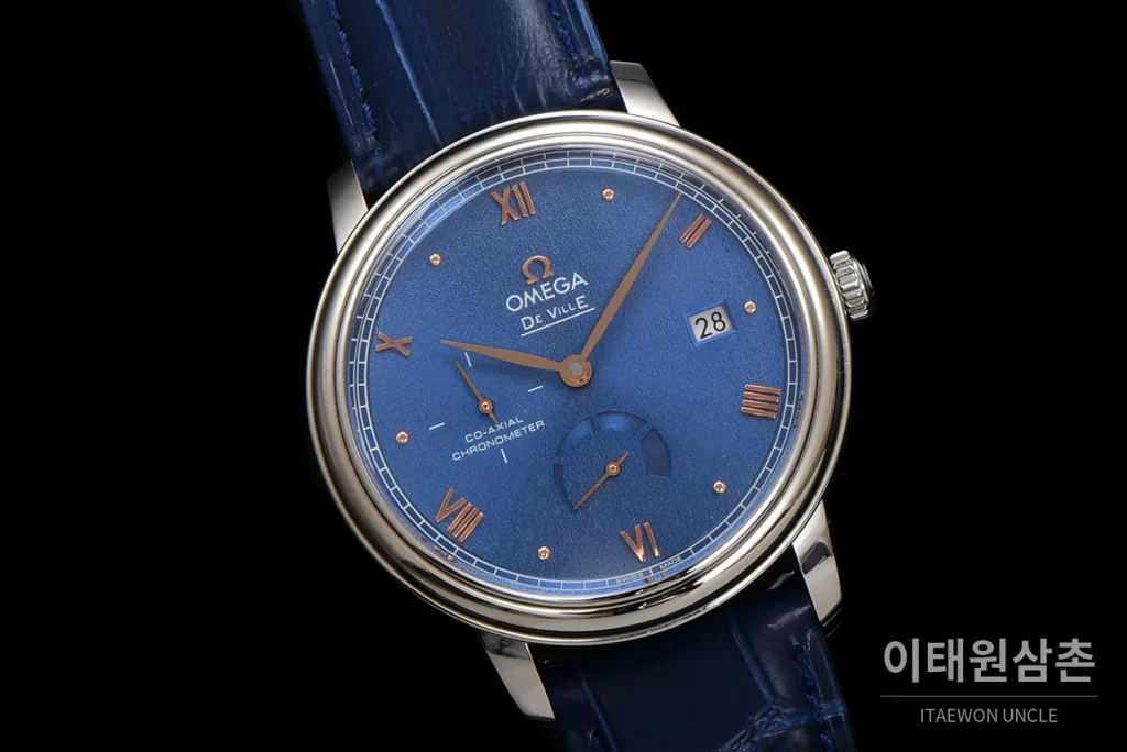 오메가 드빌 파워리저브 스몰세컨즈 데이트 오토매틱 39.5mm 실버 네이비 가죽 스트랩 (2)