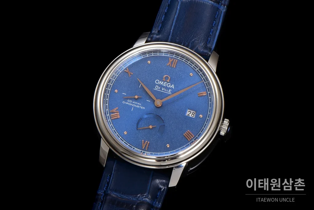 오메가 드빌 파워리저브 스몰세컨즈 데이트 오토매틱 39.5mm 실버 네이비 가죽 스트랩 (2)