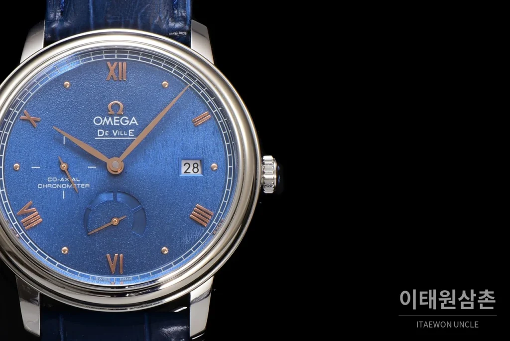 오메가 드빌 파워리저브 스몰세컨즈 데이트 오토매틱 39.5mm 실버 네이비 가죽 스트랩 (2)