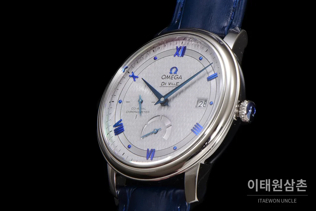 오메가 드빌 파워리저브 스몰세컨즈 데이트 오토매틱 39.5mm 실버 네이비 가죽 스트랩
