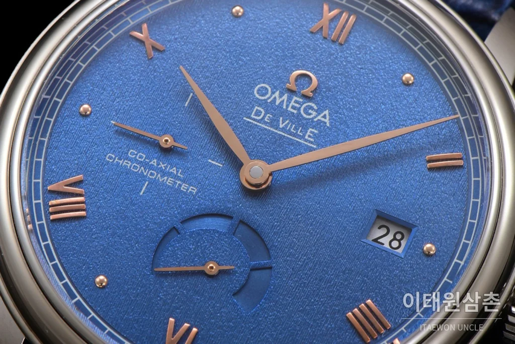 오메가 드빌 파워리저브 스몰세컨즈 데이트 오토매틱 39.5mm 실버 네이비 가죽 스트랩 (2)