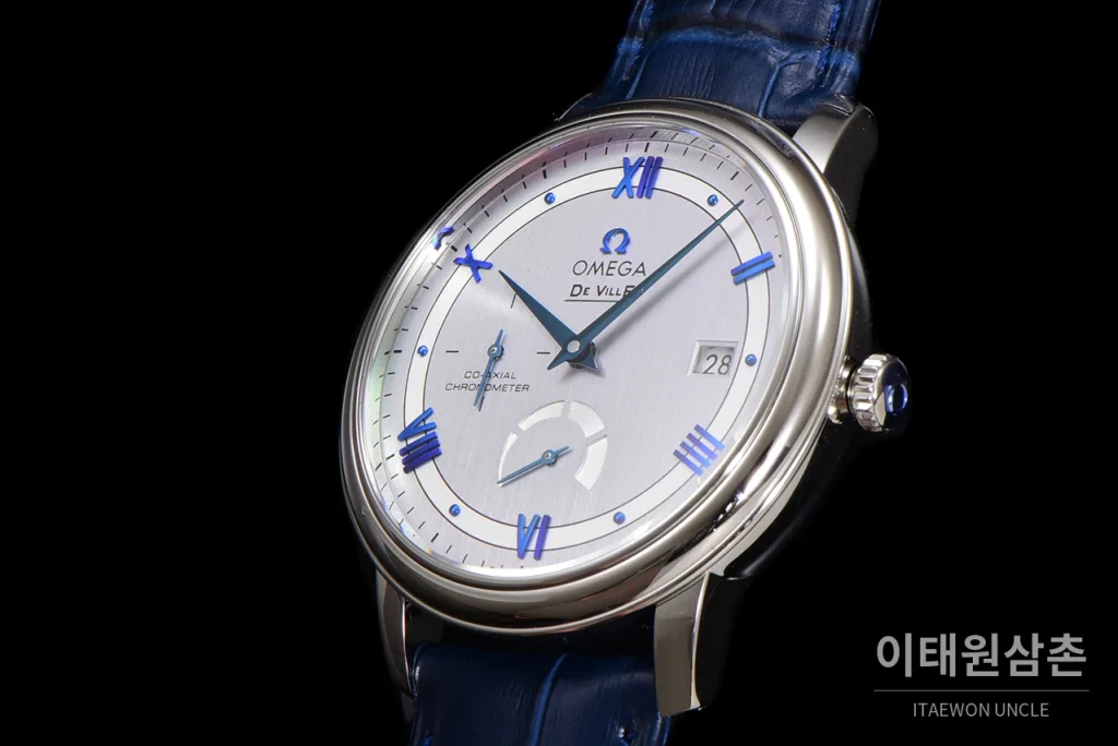 오메가 드빌 파워리저브 스몰세컨즈 데이트 오토매틱 39.5mm 실버 네이비 가죽 스트랩 (3)