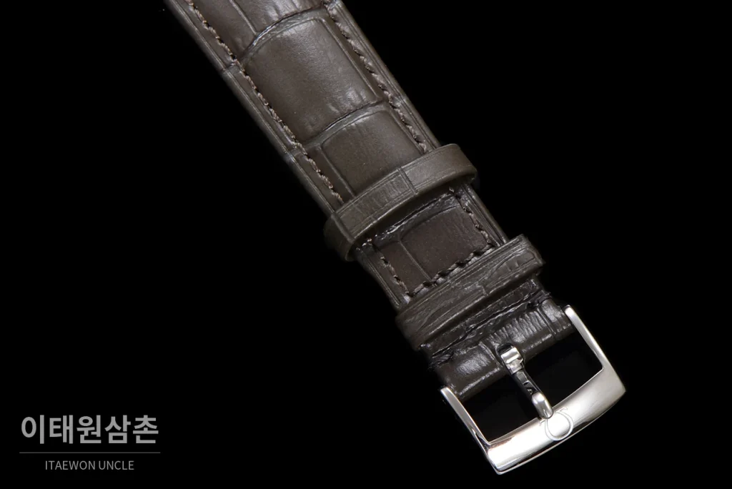 오메가 드빌 파워리저브 스몰세컨즈 데이트 오토매틱 39.5mm 실버 그레이 가죽 스트랩