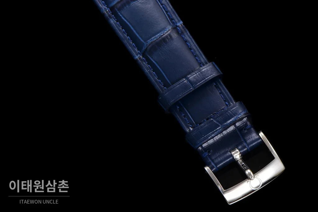 오메가 드빌 파워리저브 스몰세컨즈 데이트 오토매틱 39.5mm 실버 네이비 가죽 스트랩