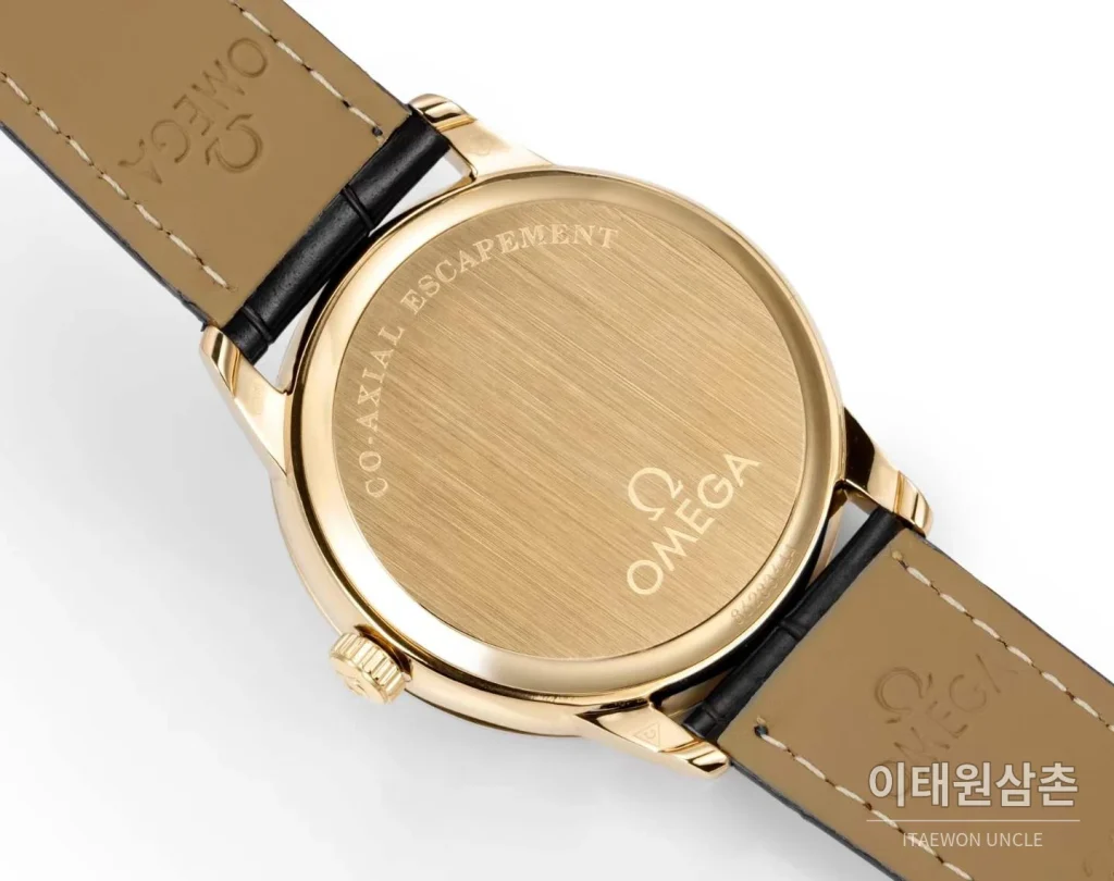 오메가 드빌 스틸 실버다이얼 오토매틱 가죽스트랩 드레스워치 39mm 골드 베젤