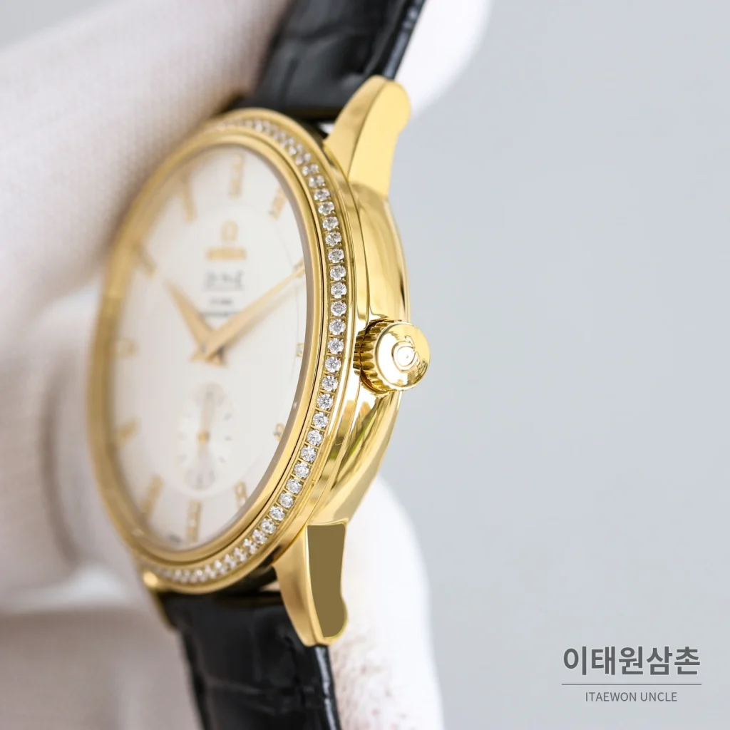 오메가 드빌 오토매틱 39mm 화이트 다이얼 블랙 가죽 스트랩 골드 베젤