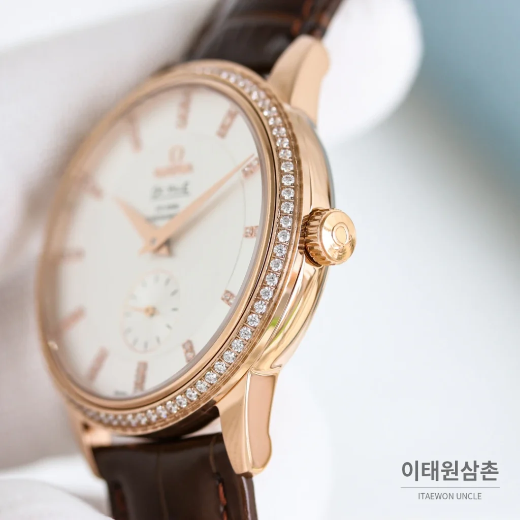 오메가 드빌 오토매틱 39mm 화이트 다이얼 브라운 가죽 스트랩 로즈골드 베젤 (2)