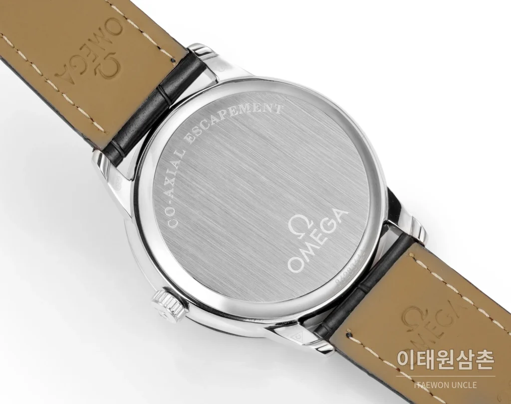 오메가 드빌 오토매틱 39mm 실버 다이얼 블랙 가죽 스트랩 실버 베젤