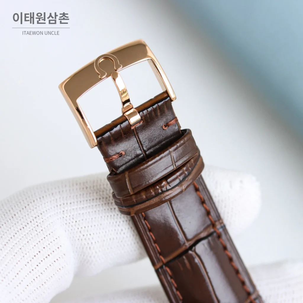 오메가 드빌 오토매틱 39mm 화이트 다이얼 브라운 가죽 스트랩 로즈골드 베젤 (2)