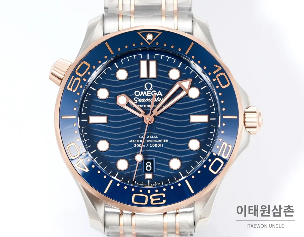 오메가 씨마스터300 세라믹 웨이브다이얼 오토매틱 42mm 투톤 브레이슬릿 로즈골드 베젤 (2)