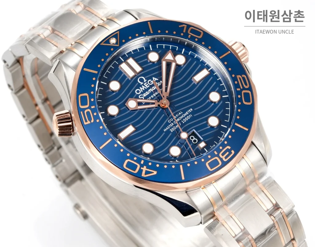 오메가 씨마스터300 세라믹 웨이브다이얼 오토매틱 42mm 투톤 브레이슬릿 로즈골드 베젤 (2)