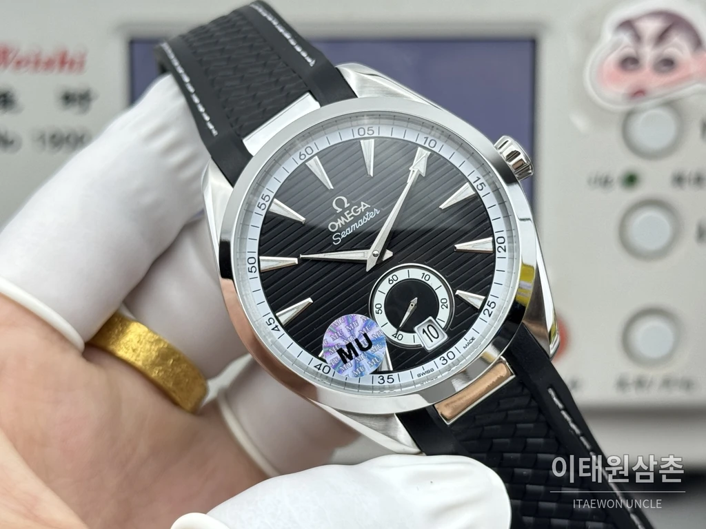 오메가 씨마스터 아쿠아테라 150M 스몰세컨즈 블랙 다이얼 블랙 러버 스트랩 오토매틱 41mm