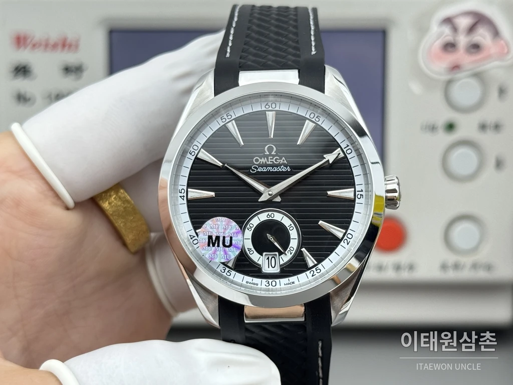 오메가 씨마스터 아쿠아테라 150M 스몰세컨즈 블랙 다이얼 블랙 러버 스트랩 오토매틱 41mm