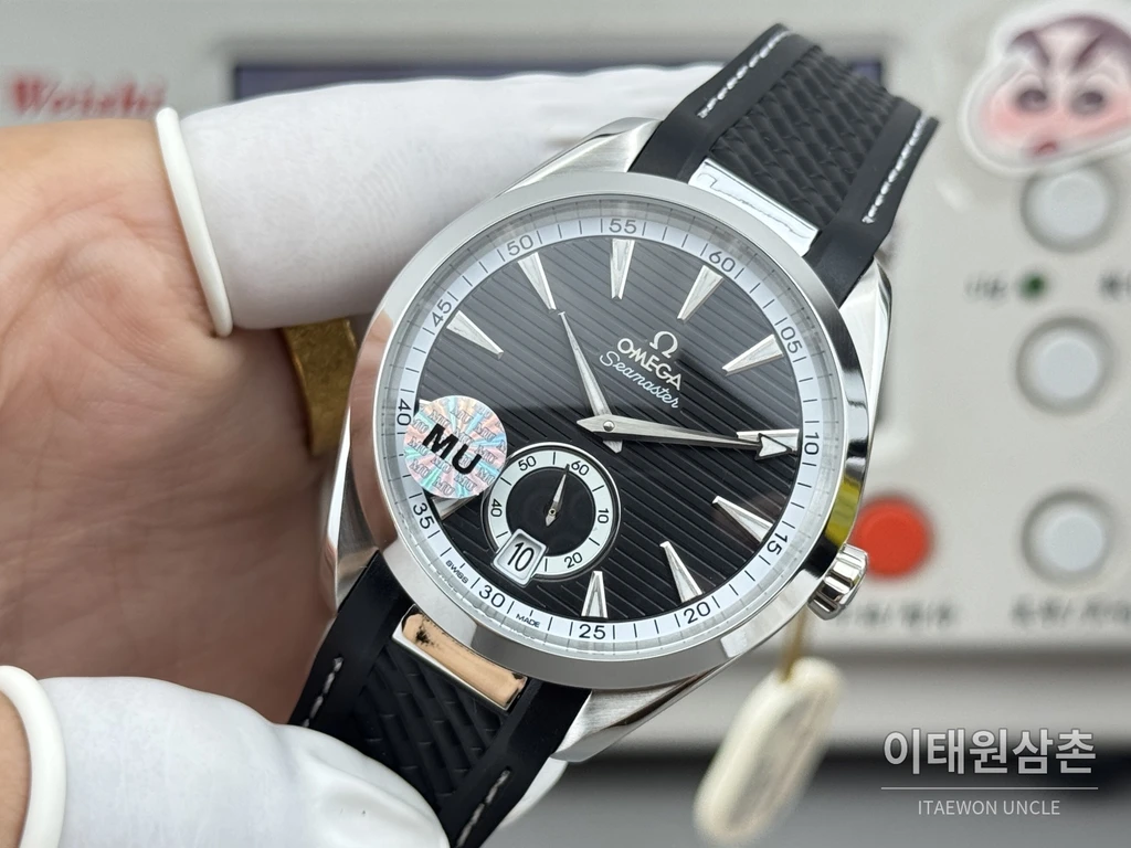 오메가 씨마스터 아쿠아테라 150M 스몰세컨즈 블랙 다이얼 블랙 러버 스트랩 오토매틱 41mm