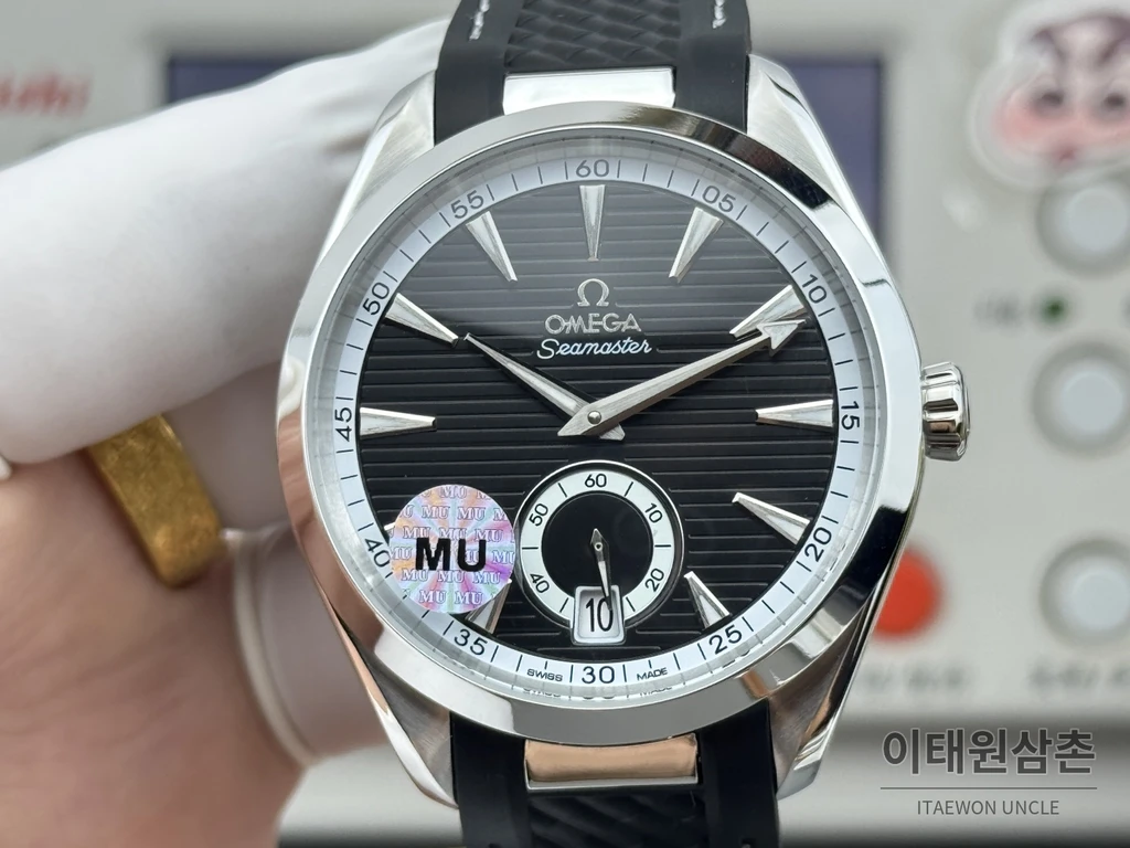 오메가 씨마스터 아쿠아테라 150M 스몰세컨즈 블랙 다이얼 블랙 러버 스트랩 오토매틱 41mm