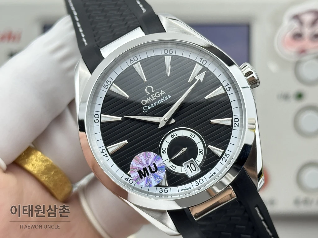 오메가 씨마스터 아쿠아테라 150M 스몰세컨즈 블랙 다이얼 블랙 러버 스트랩 오토매틱 41mm