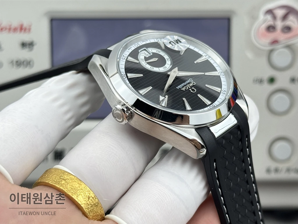 오메가 씨마스터 아쿠아테라 150M 스몰세컨즈 블랙 다이얼 블랙 러버 스트랩 오토매틱 41mm