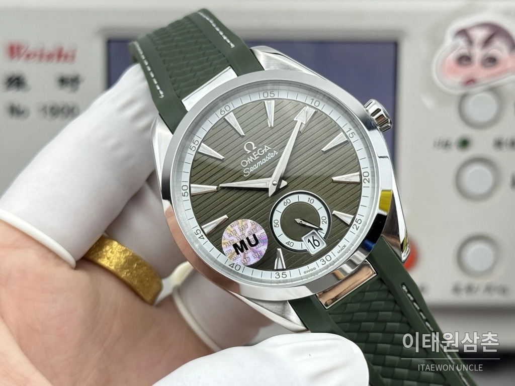 오메가 씨마스터 아쿠아테라 150M 스몰세컨즈 올리브 그린 다이얼 그린 러버 스트랩 오토매틱 41mm