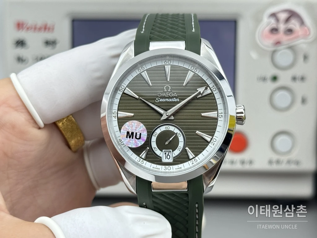 오메가 씨마스터 아쿠아테라 150M 스몰세컨즈 올리브 그린 다이얼 그린 러버 스트랩 오토매틱 41mm