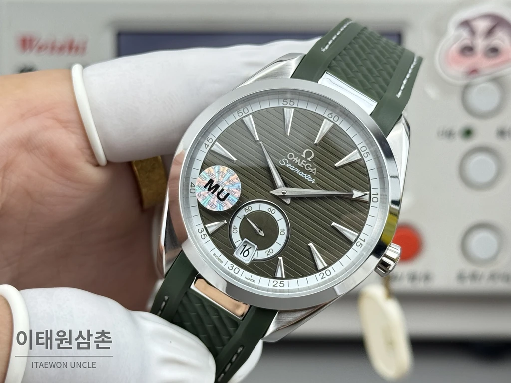 오메가 씨마스터 아쿠아테라 150M 스몰세컨즈 올리브 그린 다이얼 그린 러버 스트랩 오토매틱 41mm