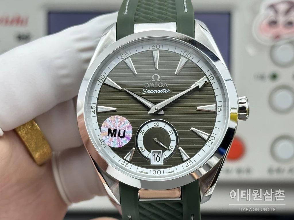 오메가 씨마스터 아쿠아테라 150M 스몰세컨즈 올리브 그린 다이얼 그린 러버 스트랩 오토매틱 41mm