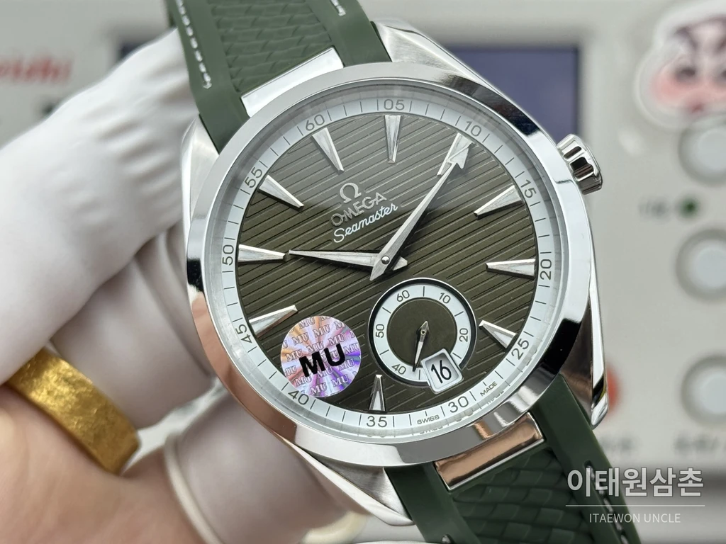 오메가 씨마스터 아쿠아테라 150M 스몰세컨즈 올리브 그린 다이얼 그린 러버 스트랩 오토매틱 41mm