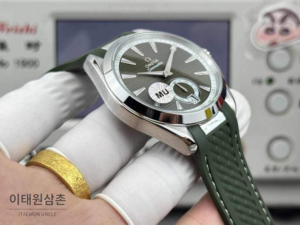오메가 씨마스터 아쿠아테라 150M 스몰세컨즈 올리브 그린 다이얼 그린 러버 스트랩 오토매틱 41mm