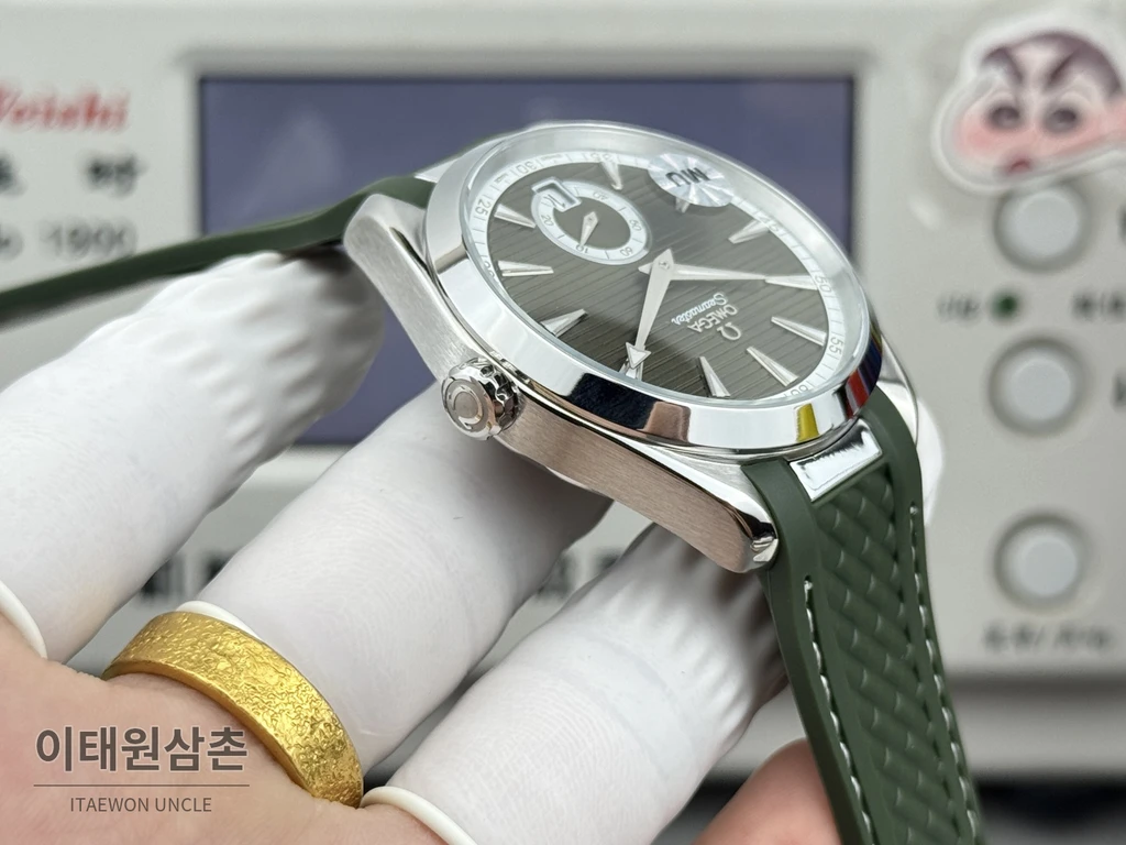오메가 씨마스터 아쿠아테라 150M 스몰세컨즈 올리브 그린 다이얼 그린 러버 스트랩 오토매틱 41mm