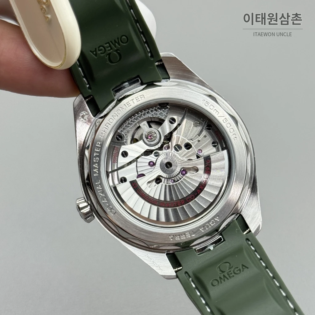 오메가 씨마스터 아쿠아테라 150M 스몰세컨즈 올리브 그린 다이얼 그린 러버 스트랩 오토매틱 41mm