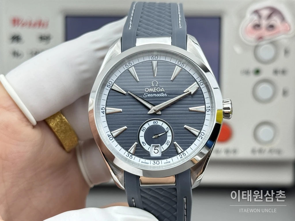 오메가 씨마스터 아쿠아테라 150M 스몰세컨즈 슬레이트 블루 다이얼 그레이 러버 스트랩 오토매틱 41mm