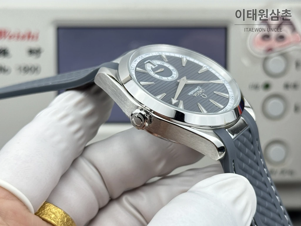 오메가 씨마스터 아쿠아테라 150M 스몰세컨즈 슬레이트 블루 다이얼 그레이 러버 스트랩 오토매틱 41mm