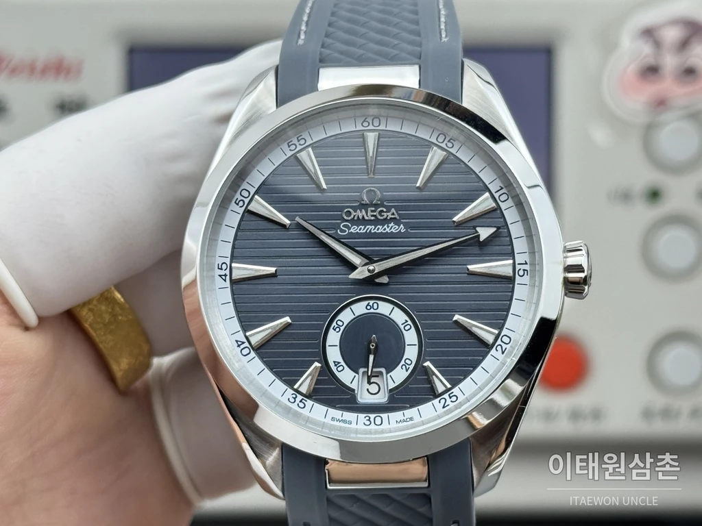 오메가 씨마스터 아쿠아테라 150M 스몰세컨즈 슬레이트 블루 다이얼 그레이 러버 스트랩 오토매틱 41mm