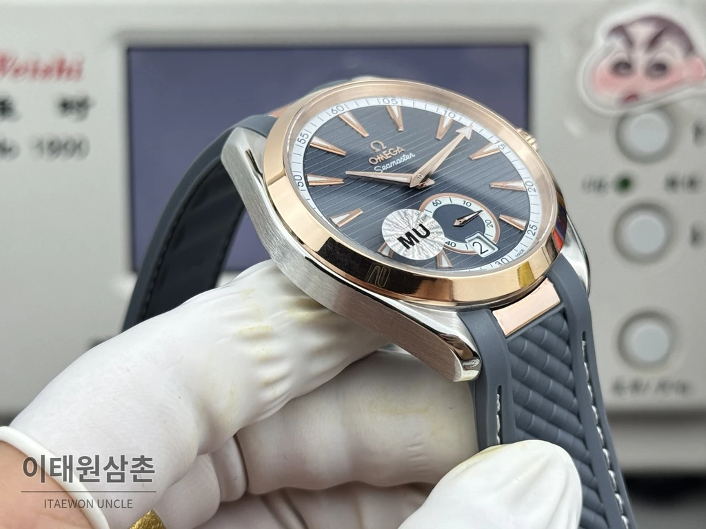 오메가 씨마스터 아쿠아테라 150M 스몰세컨즈 슬레이트 블루 로즈골드 인덱스 다이얼 그레이 러버 오토매틱 41mm