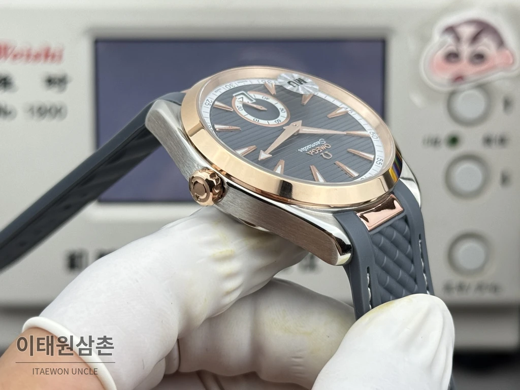 오메가 씨마스터 아쿠아테라 150M 스몰세컨즈 슬레이트 블루 로즈골드 인덱스 다이얼 그레이 러버 오토매틱 41mm
